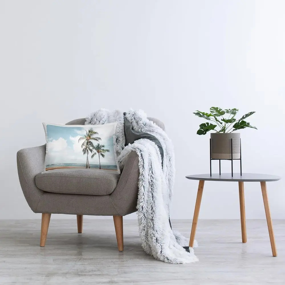 Almofada azul de 14 x 7 x 20 polegadas com cenário tropical e design sinuoso