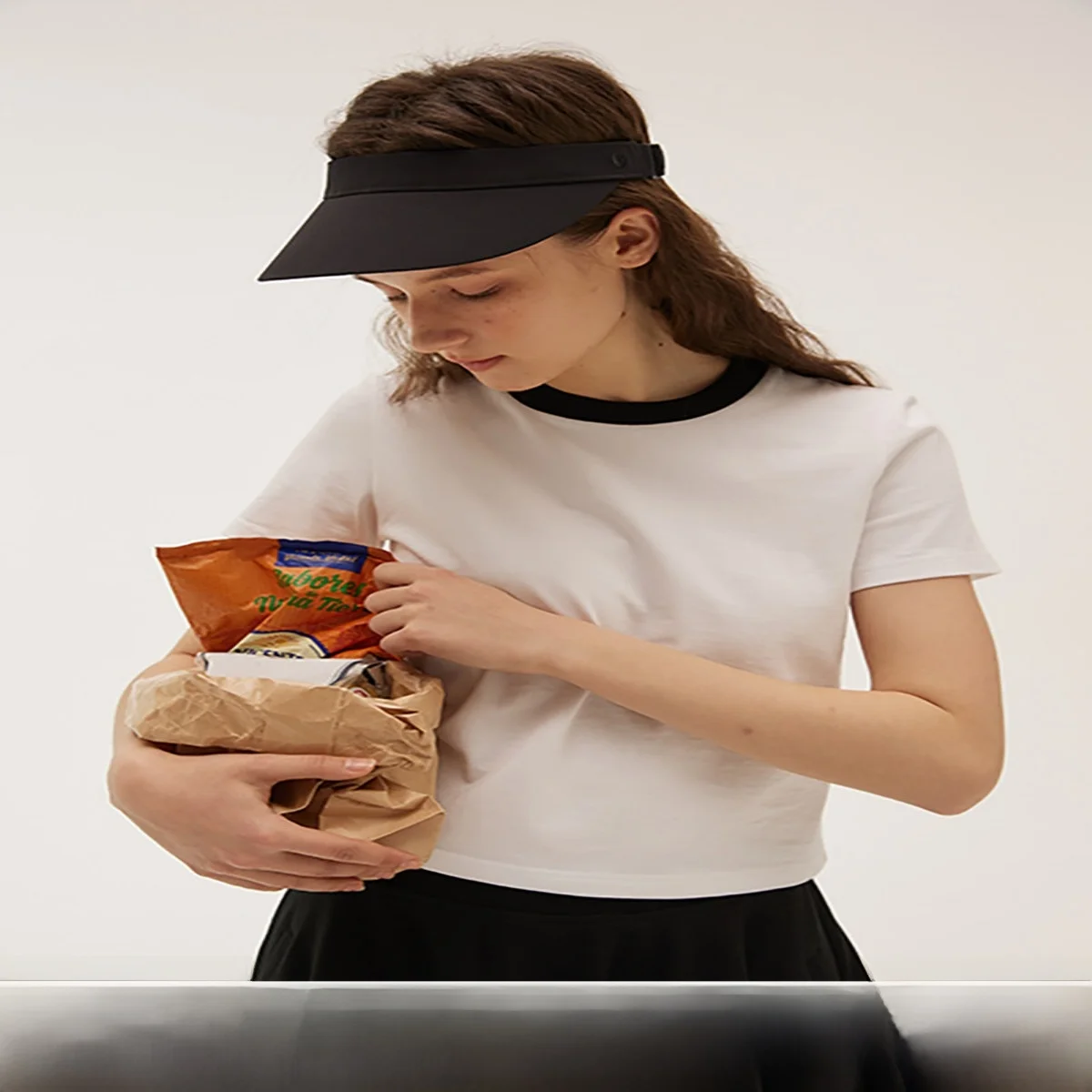 

Футболка базового кроя с цветными вставками, нежный дизайн в черно-белом и бежевом цветах, для повседневной носки, круглый вырез, 100% хлопок.