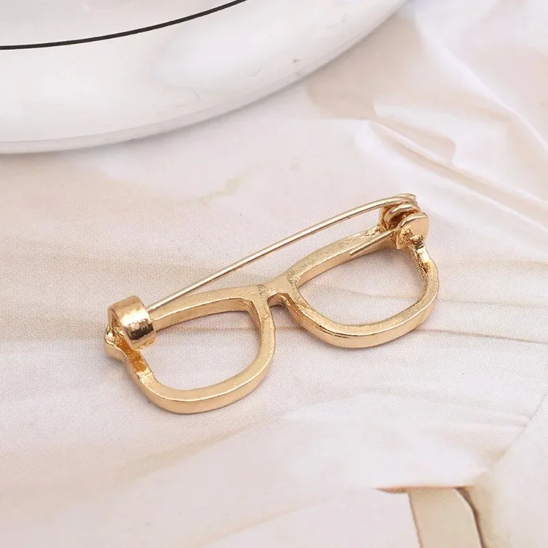 Cute Mini Glasses Brooches Women Men Simple Creative Metal Backpack Pins Daily Casual Golden Brooch Fashion Jewelry Accessories