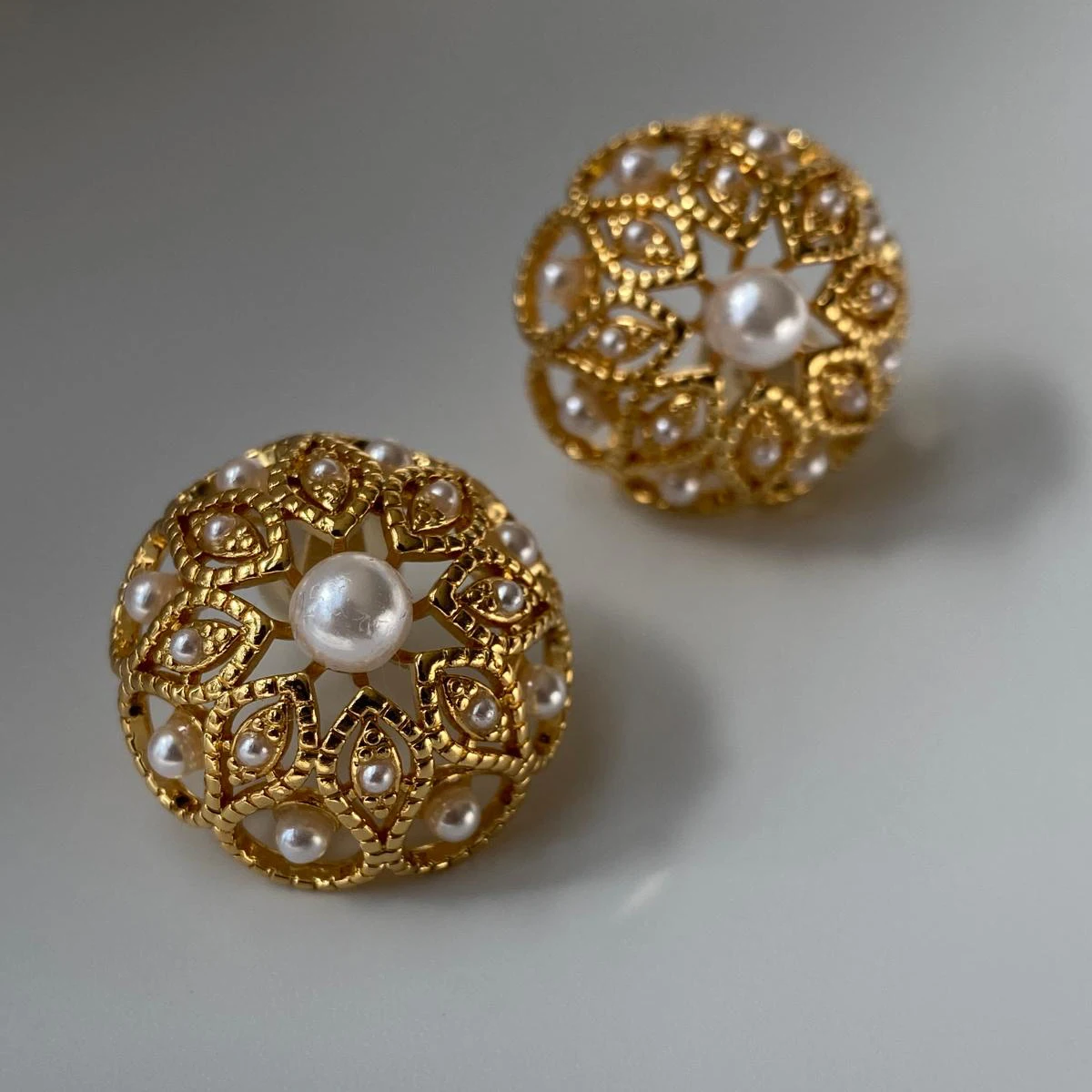 

French round stud earrings women's retro elegance court carved hollow pearl piercing