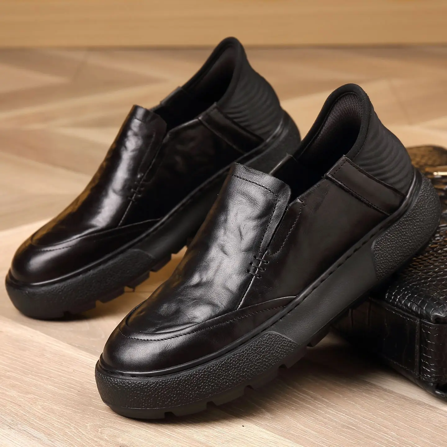 أحذية من الجلد الطبيعي للرجال كاجوال للعمل والمكتب والقيادة أحذية بدون كعب مسطحة سهلة الارتداء أحذية رياضية كسول أنيقة ذات نعل سميك