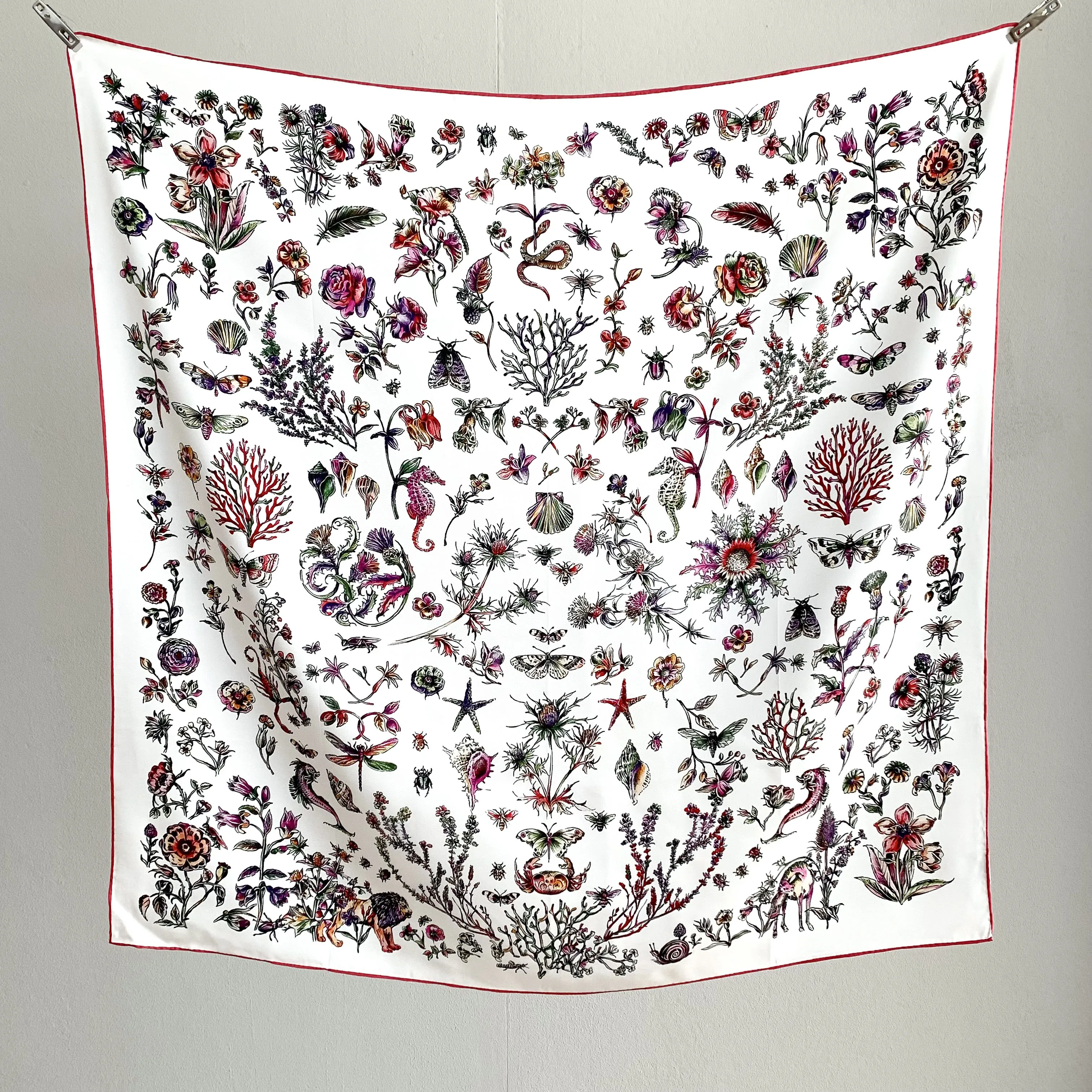 ผ้าพันคอไหมทวิลล์ 100% ลายดอกไม้หรูหราสำหรับผู้หญิง ผ้าคลุมศีรษะสำหรับตกแต่งที่ทันสมัยและใช้งานได้หลากหลาย ขอบม้วนด้วยมือ 90 ซม.