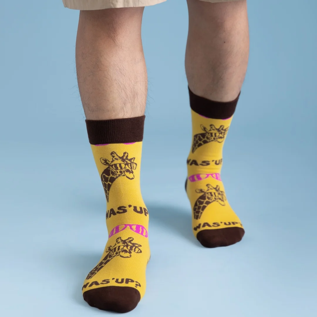 

1 Pair of Funky Sunglasses Giraffe Letter Print Mid-Calf Socks for Men and Women, Stylish and Unique, Suitable for All Seasons
