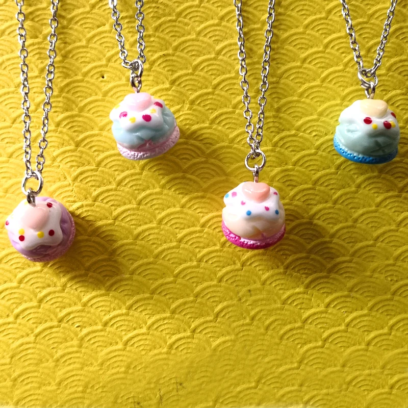Original resin chocolate love cake necklace Creative handmade dessert jewelry Niche luxury girl best friend gift Valentine's Day