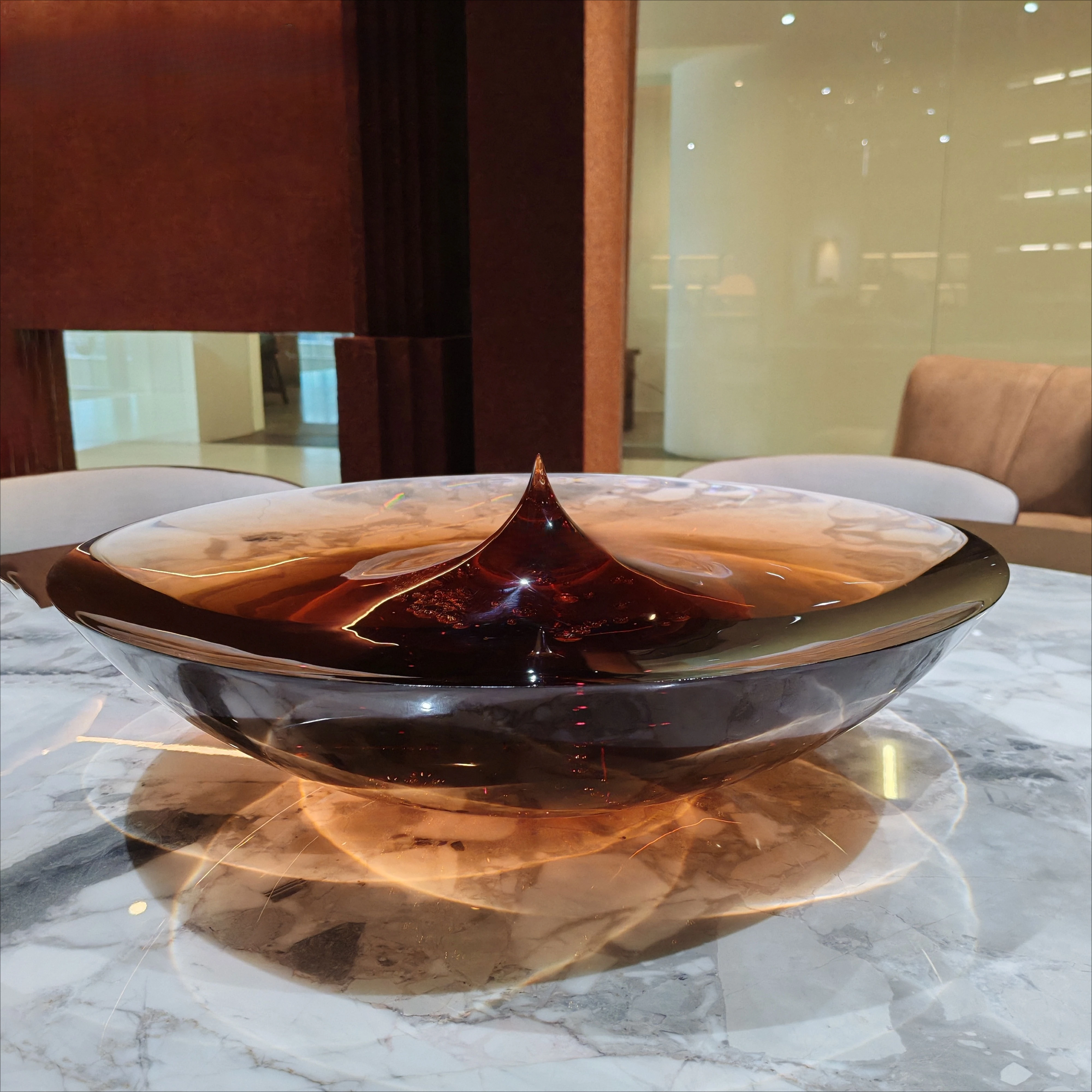 تمثال نافورة مستديرة فاخرة شفافة باللون البني/الأخضر، نحت علوي لتزيين سطح الطاولة المذهل في المطاعم