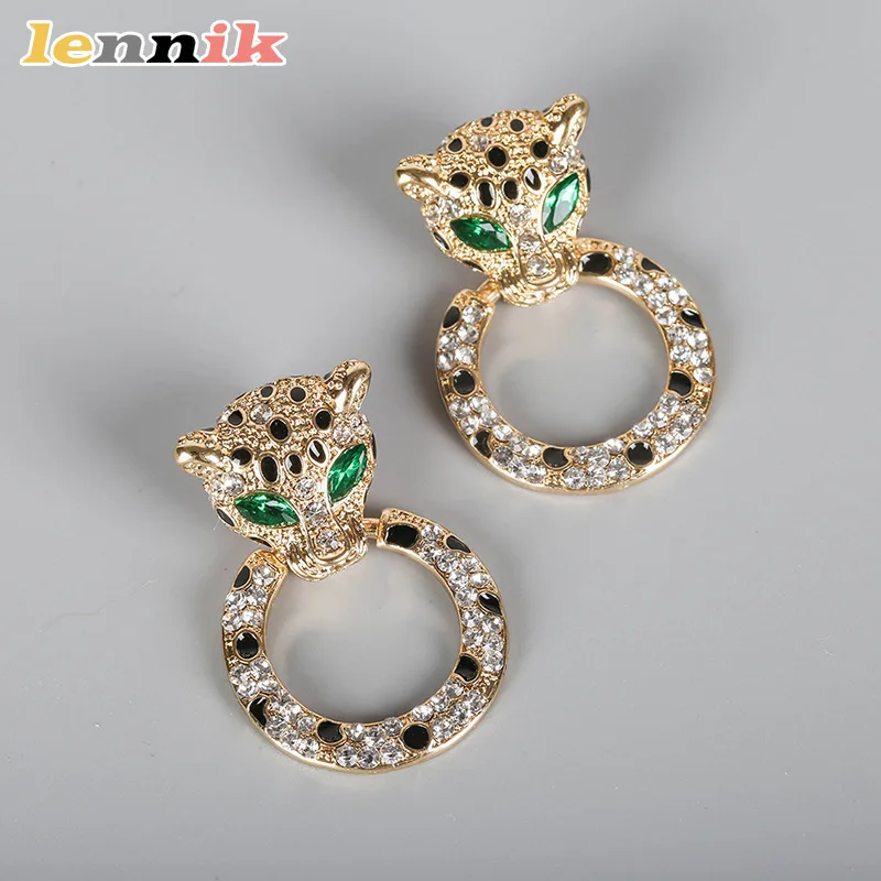 Orecchini leopardati alla moda da donna, cerchi traforati verdi elettrolitici, design esagerato con stampa animalier, accessorio di tendenza