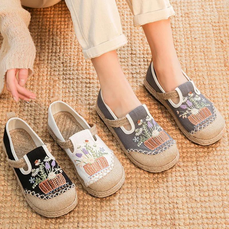 Female Embroidered Shoes Ethnic Style New Shallow Mouth Round Head Flats Floral Lightweight Non-slip Casual Slip on Loafers