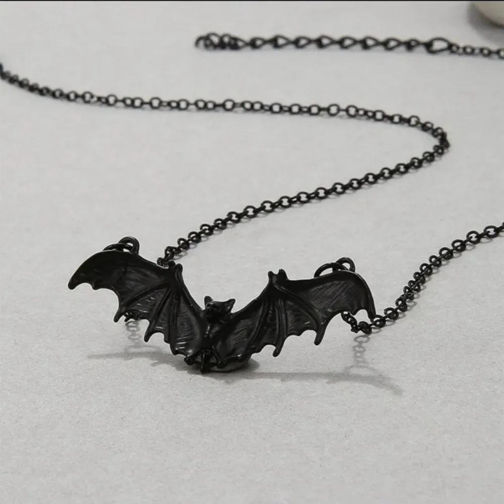 Personality Punk Vampire Black Bat Pendant Cross Chain Short Necklace for Women Hallowmas Party Gothic Jewelry Accessories Gifts