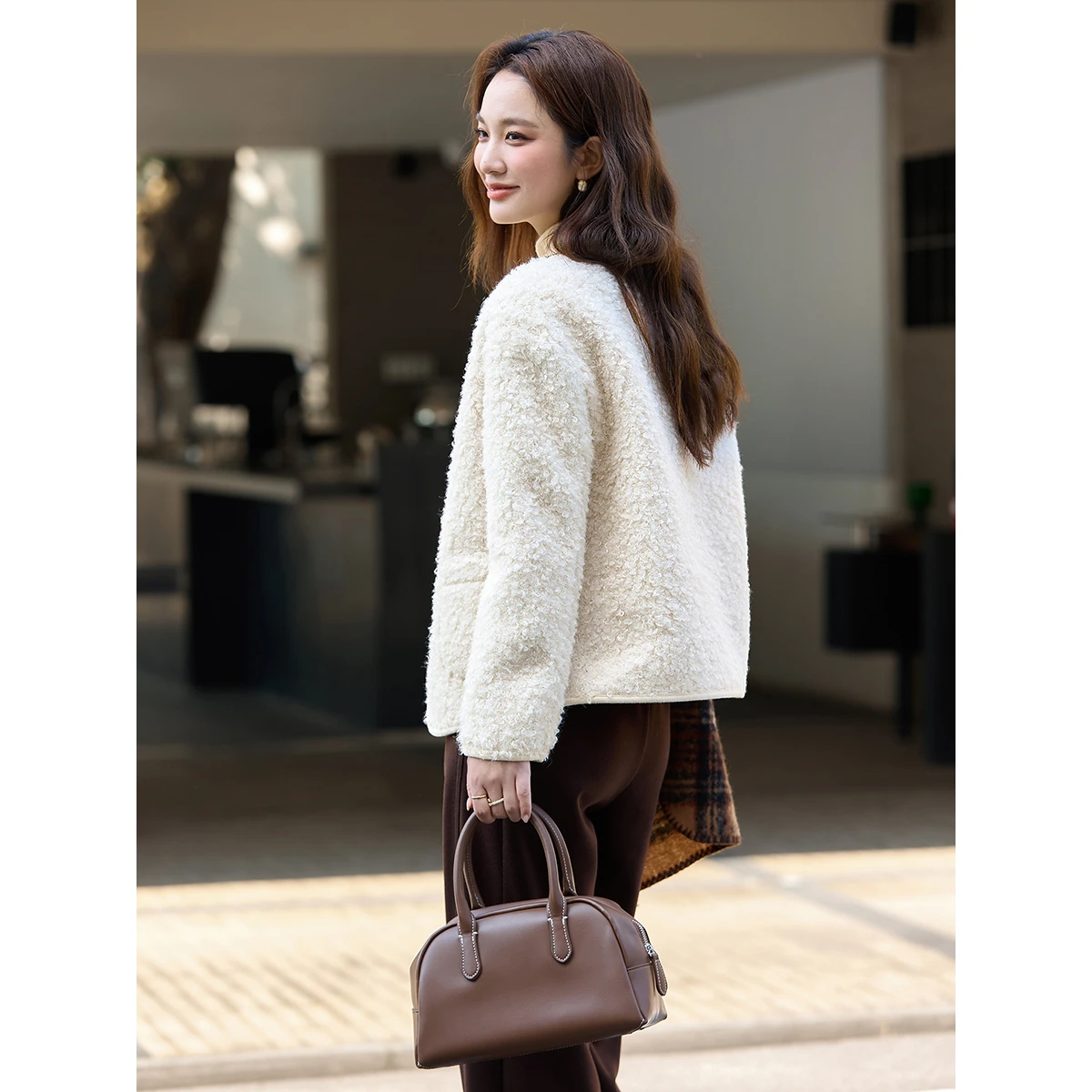 معطف VIMLY أنيق من الفرو الصناعي للنساء 2025 بياقة دائرية متينة ملابس خارجية قصيرة متعددة الاستخدامات وسميكة ودافئة سترة شتوية نسائية A3213