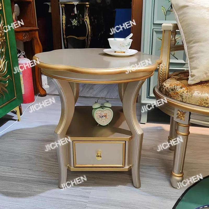 شقة صغيرة غرفة المعيشة أريكة الزاوية قليلة الجوانب، طاولة هاتف بسيطة طاولة القهوة الصغيرة قليلة الجانبين