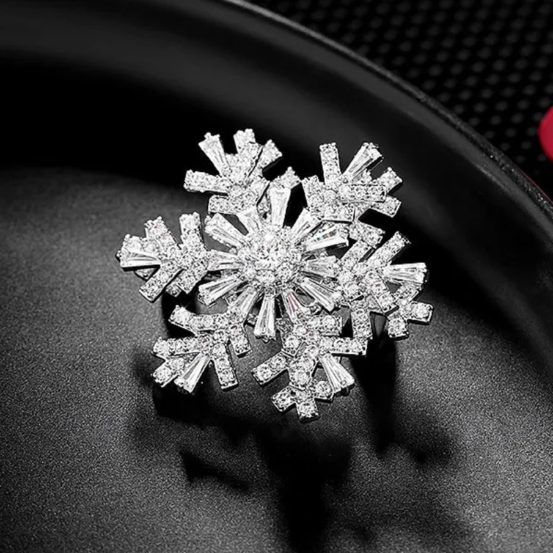 

Elegant Snowflake Brooch Cubic Zriconia Handmade Christams Brooches Coat Label Jacket Decoration Wedding Jewelry Accessories