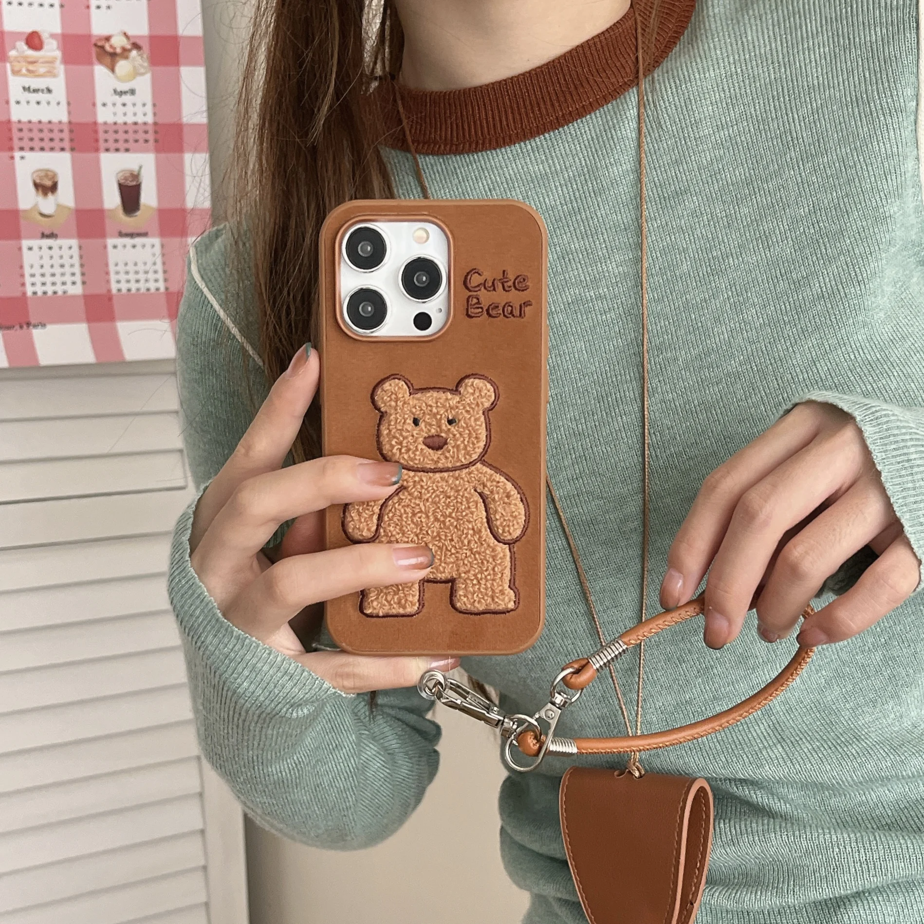 Einfache Plüsch-Stickerei-Bär-Telefonhülle für iPhone 13, 14, 15, 16, 17, Pro Max, Handyhülle aus Leder mit Lanyard-Telefonabdeckung