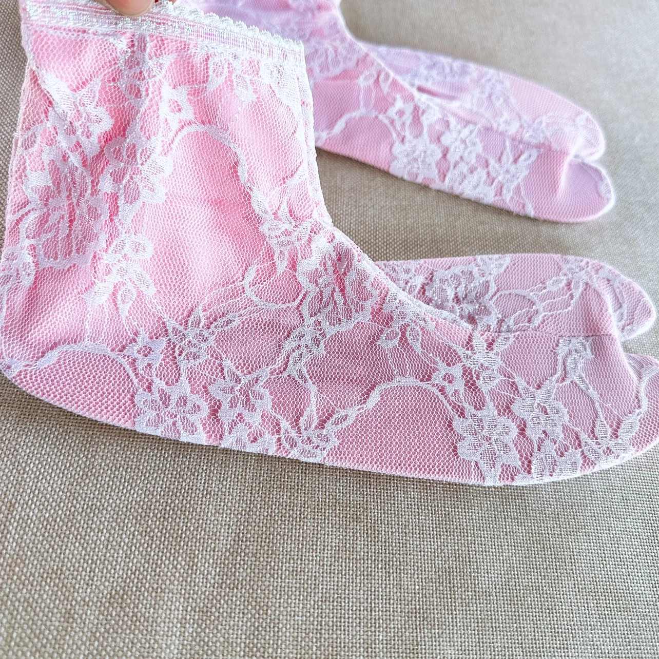 جوارب قطنية بطبقة مزدوجة من الدانتيل غير شفافة، جوارب لوليتا بفصل للأصابع، جوارب نصف ساق من القطن والبوليستر