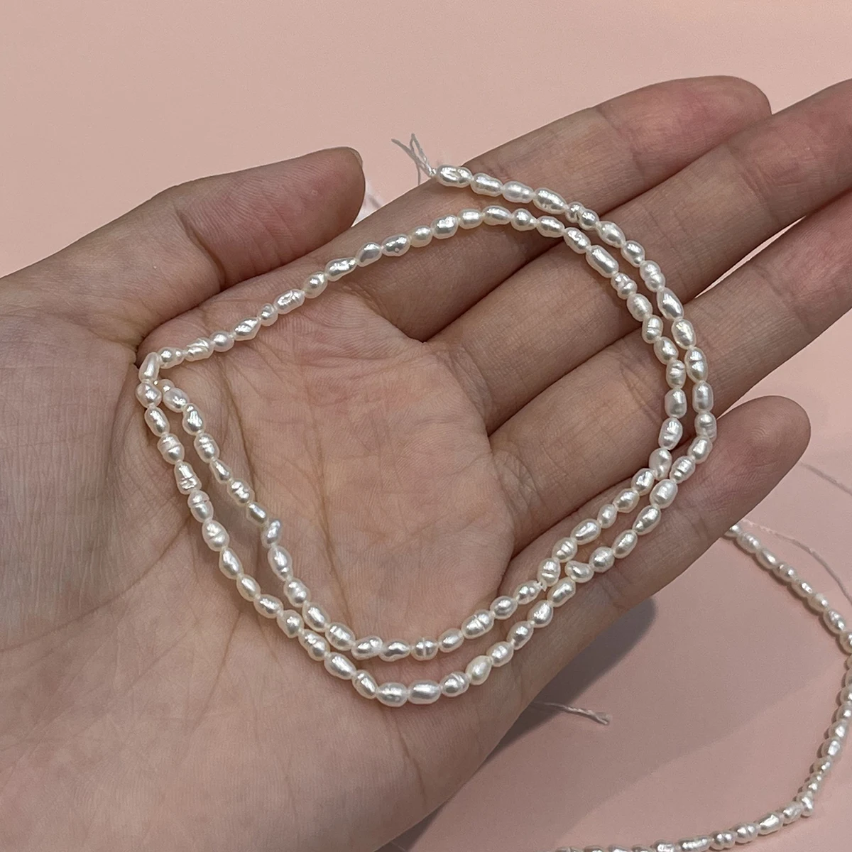 Ein 2-3mm großer Strang aus natürlichen Süßwasser-Reisperlen, 36cm, weiße barocke lose Perlen für DIY-Schmuckherstellung, Zubehör für Halsketten und Armbänder. – Detail 10