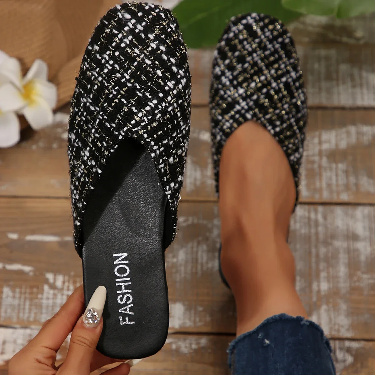 

Новые летние женские тапочки, пляжная элегантная обувь для женщин, сандалии без шнуровки на плоской подошве, легкие трендовые тапочки Baotou, женские шлепанцы