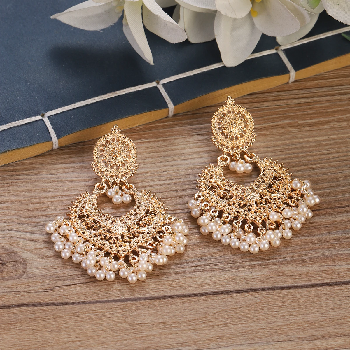 Orecchini pendenti a forma di cuore Color oro Vintage Boho per le donne orecchini Jhumka indiani etnici gioielli da sposa con nappe di perle di fiori