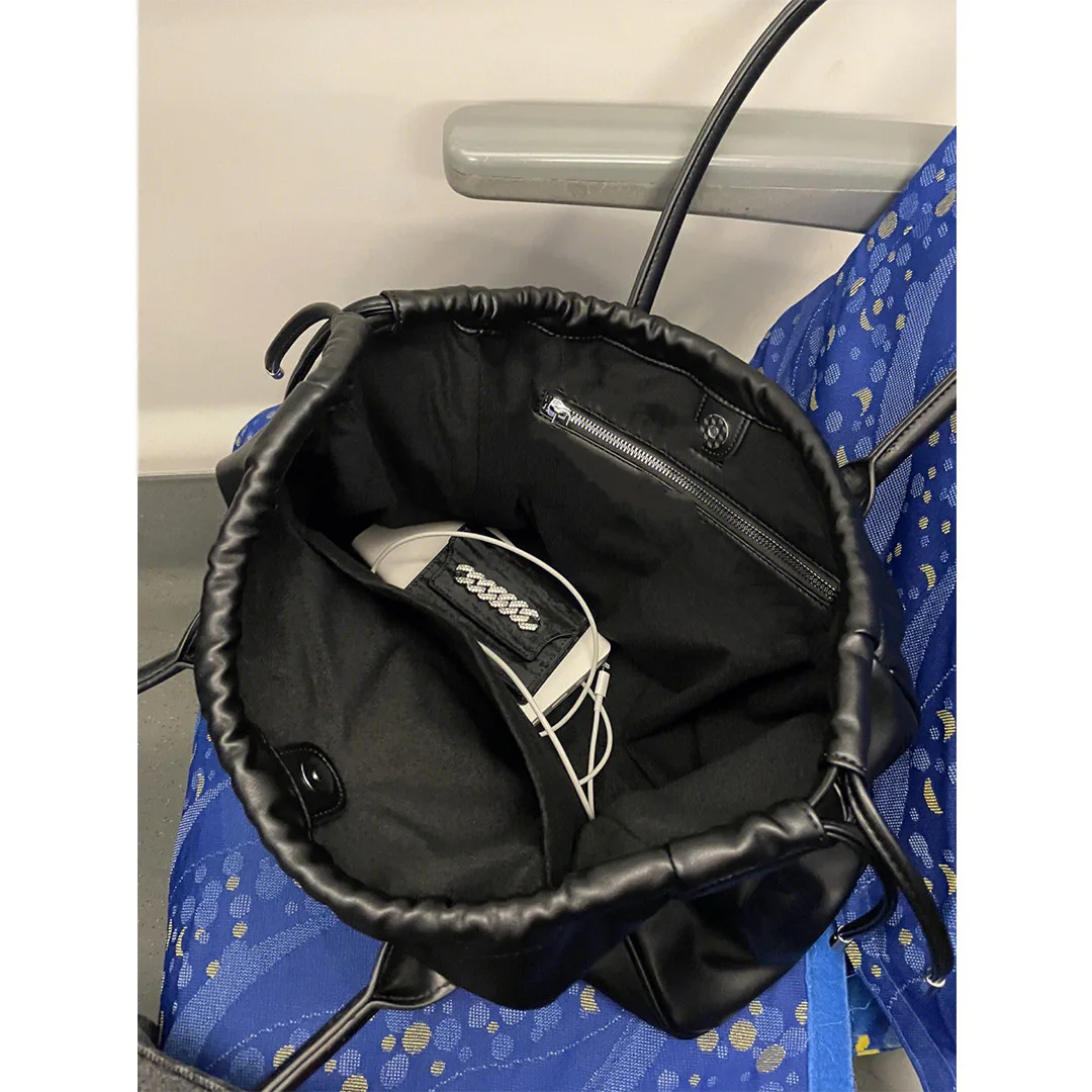 Tramp large-capacity black one-shoulder underarm bag tote bag trendy fashion drawstring diagonal bag ladies handbag