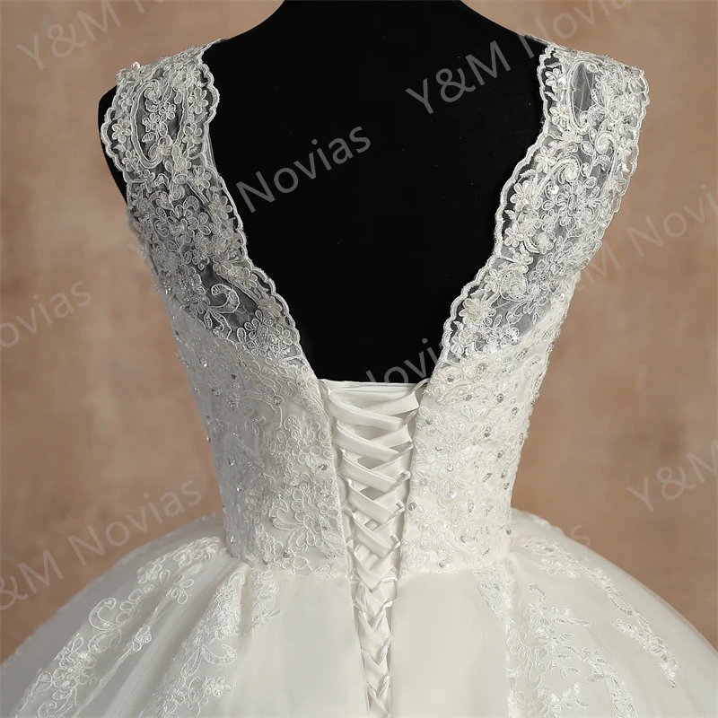 Abiti da sposa senza maniche con scollo a V Vestido De Noiva bianchi 2024 per le donne pizzo avorio romantico lunghezza del pavimento o abito da sposa treno