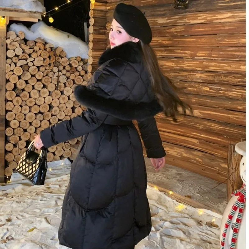 El nuevo cuello de piel de copia desmontable de alta gama con longitud media hasta la rodilla que cincha la cintura te hace parecer más delgado en abrigo de invierno