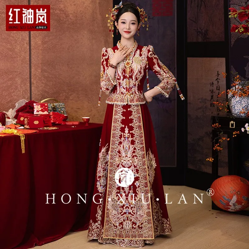 

The new light luxury wedding dress with beaded embroidery features a traditional Chinese-style and toasting gown
