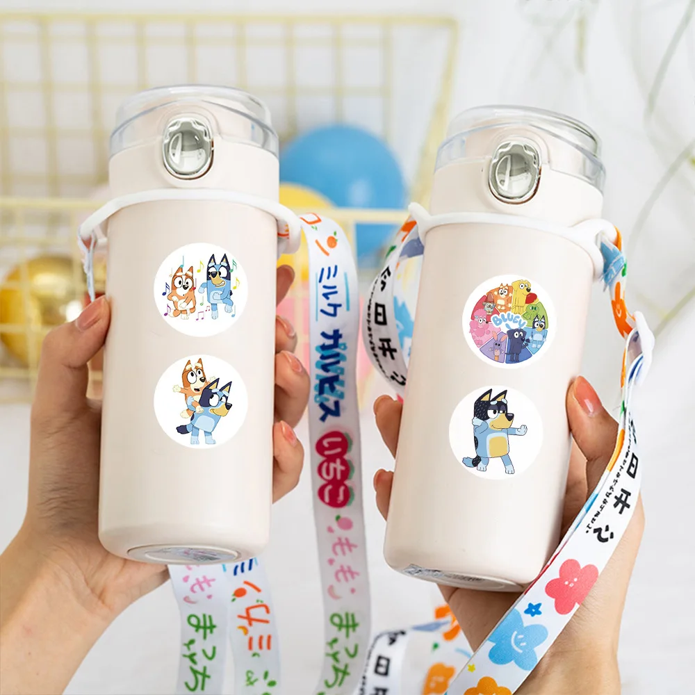 500개/롤 만화 블루이 가족 애니메이션 스티커 DIY 스케이트보드 노트북 기타 전화기 씰 라벨 데칼 장식 스티커