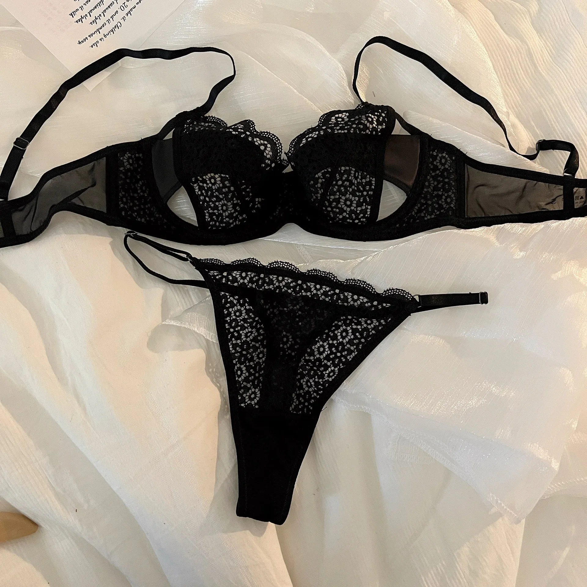 Lingerie autunnale e invernale addensata con reggiseni con regolazione dell'anello in acciaio, set di biancheria intima da donna con reggiseno di pizzo sexy raccolto sul petto piccolo