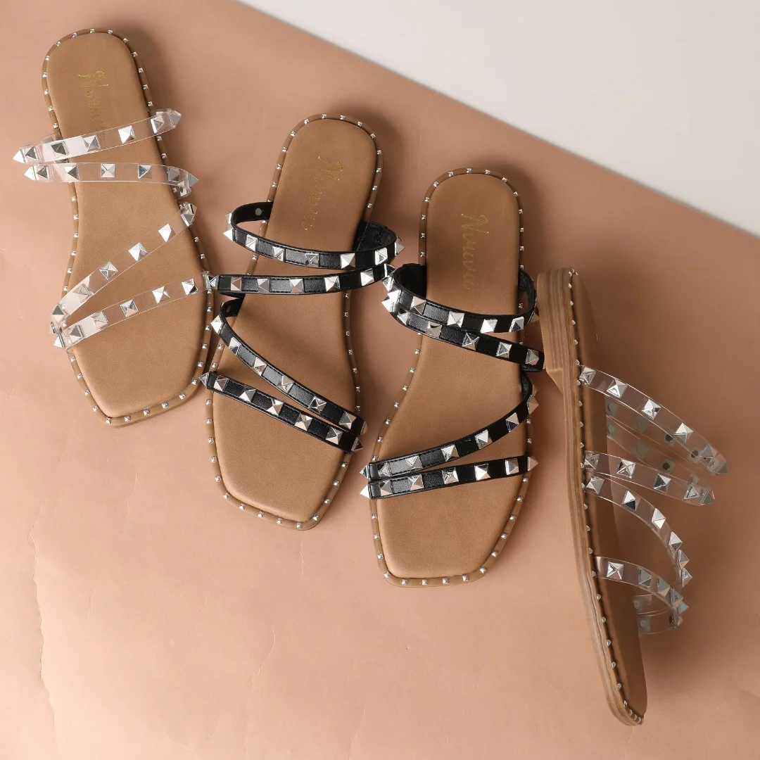 

2023 Beach Studded Transparent Rivet Strong Flat Women's Slippers Lightweight Non-slip Sabot Summer Designer Sandals