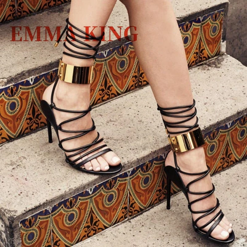 الكاحل الكفة Strappy صنادل عالية الكعب الأسود المفتوحة تو الدانتيل متابعة الصنادل الصيف فستان الحفلات أحذية النساء بلون قطع الأحذية