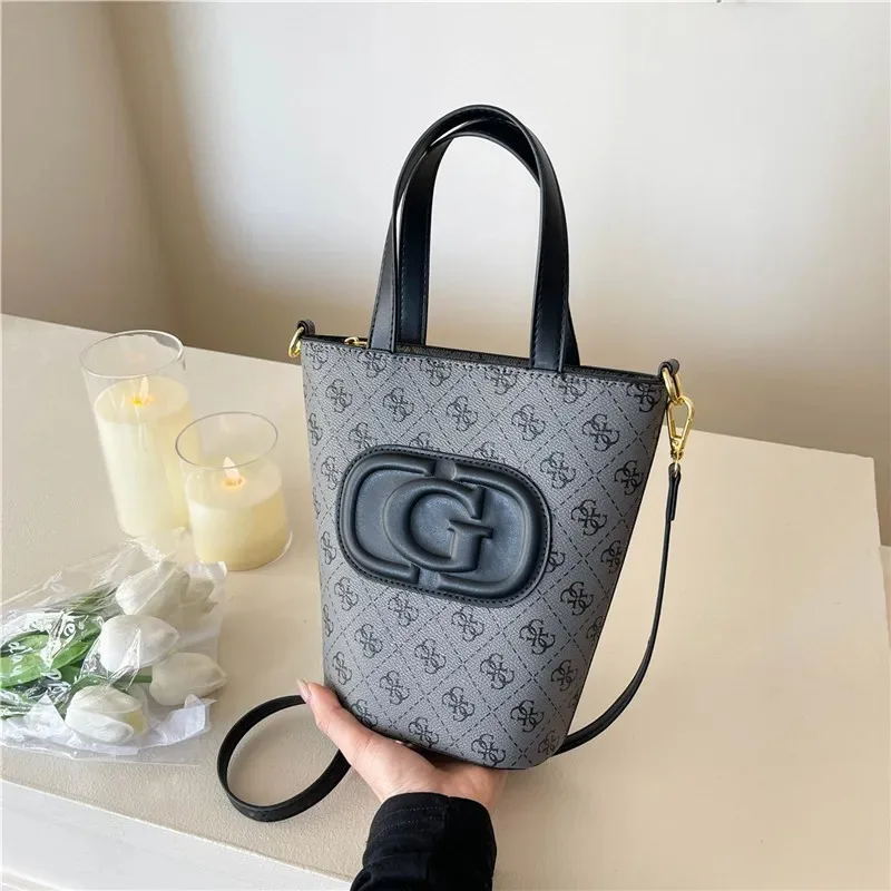 Новые роскошные дизайны в 2025 году – это модные и ретро-сумки в форме буквы, сумки-ведра и высококачественные сумки на одно плечо.