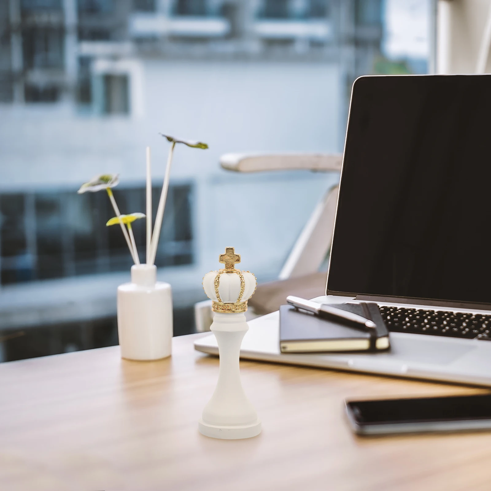 

Creative Resin Chess Decor Stylish Chess Sculpture Bookshelf Office Decoration Unique Artistic Touch Personality Taste