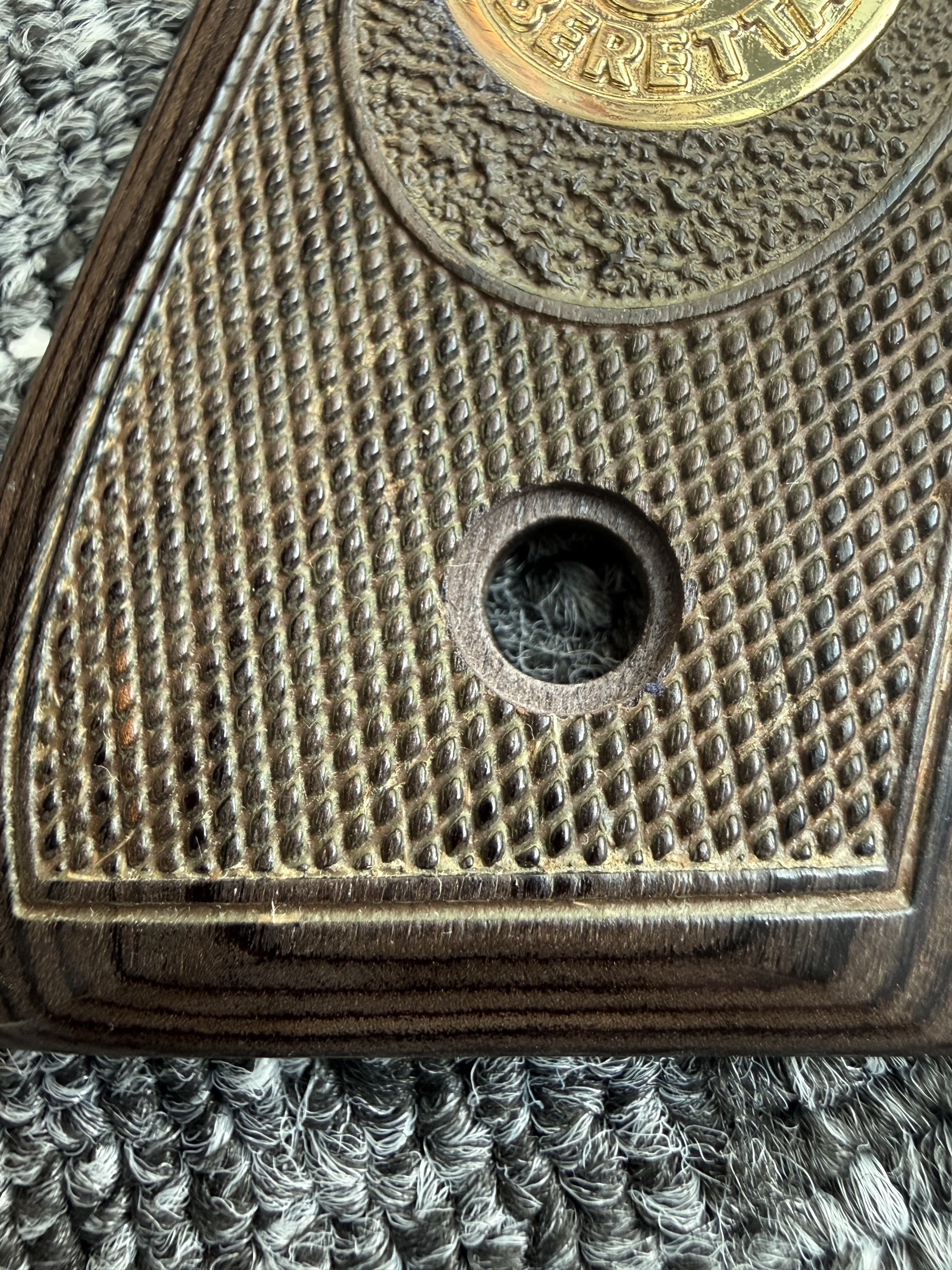 CTG Custom Grips voor Beretta 92 FS, walnootkleurig hout, diamantpatroon met gouden medaillon, zwarte houtstructuur, past op 92, 96, M9