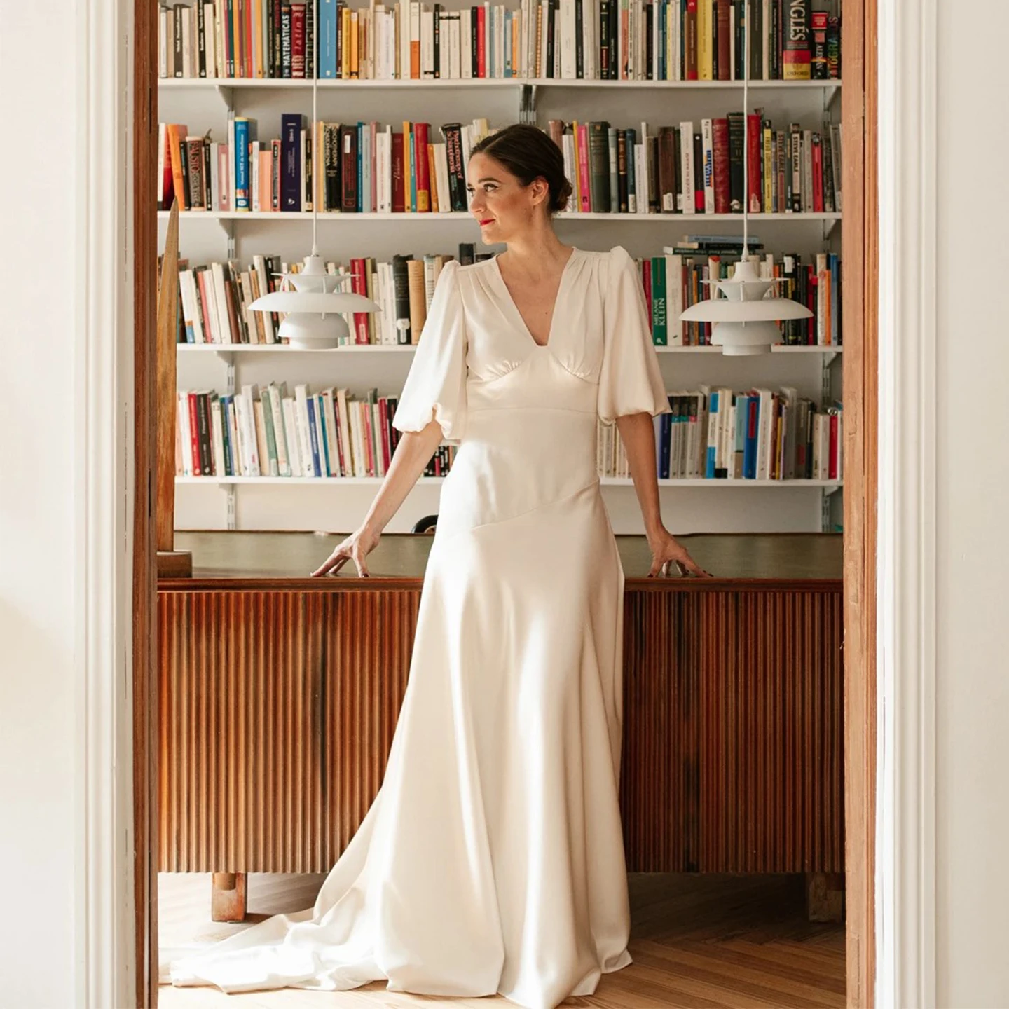 

Мягкое атласное свадебное платье с V-образным вырезом и короткими рукавами, трапециевидное платье со шлейфом, элегантное свадебное платье De Mariée TSWD917