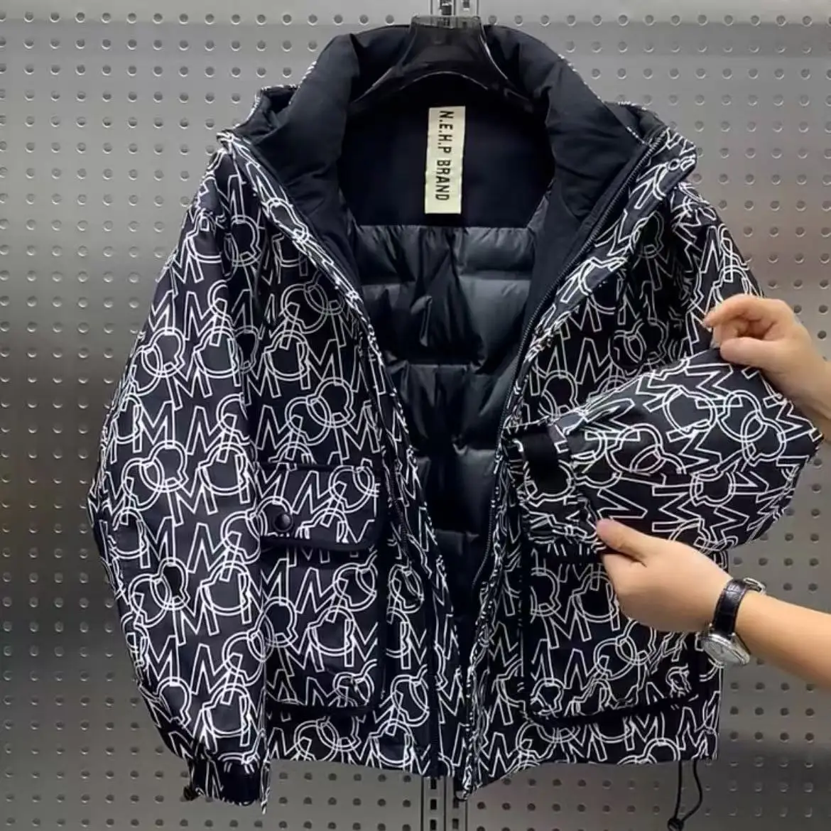 

Winter new American color matching hooded down jacket Korean version loose tooling warm top versatile down jacket men