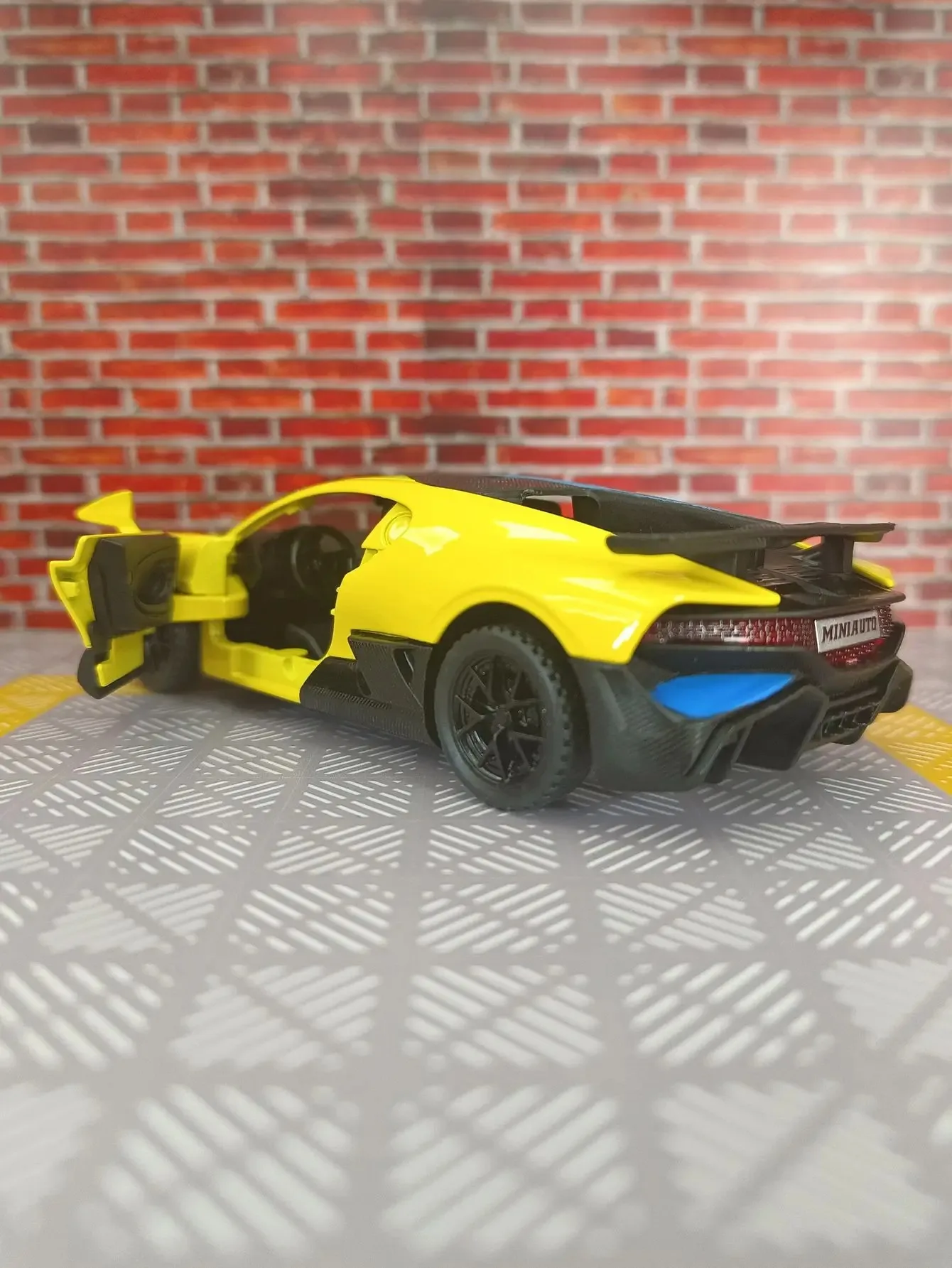 1:32 Bugatti DIVO liga modelo de corrida ornamentos acústico-óptico puxar para trás presentes de menino de porta dupla tem funções de som e iluminação