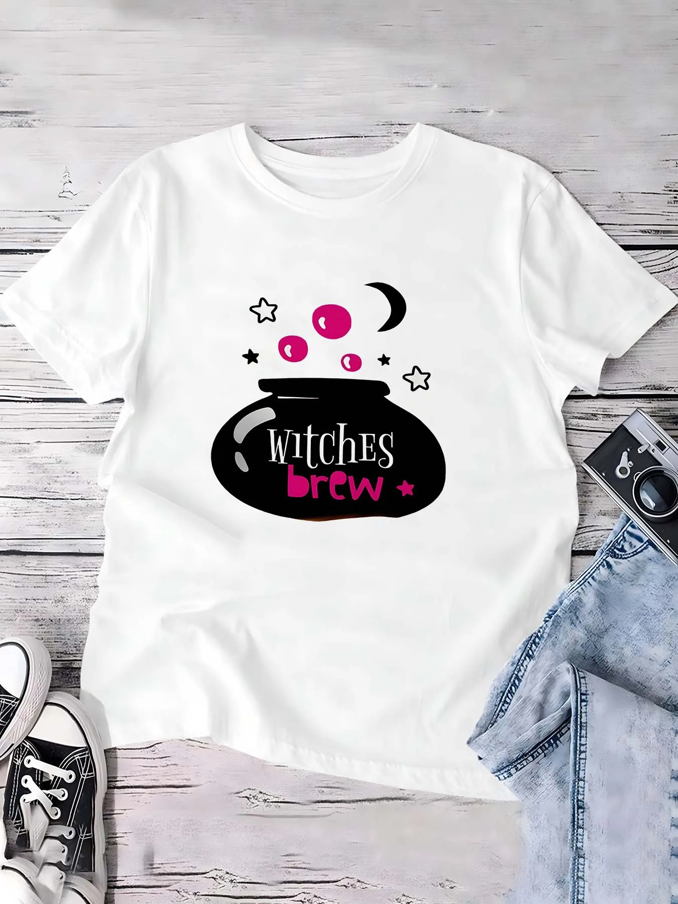 Roupa temática de fermentação de bruxas de Halloween plus size mostrando design mágico de caldeirão com elementos de estrelas e lua para look fashion