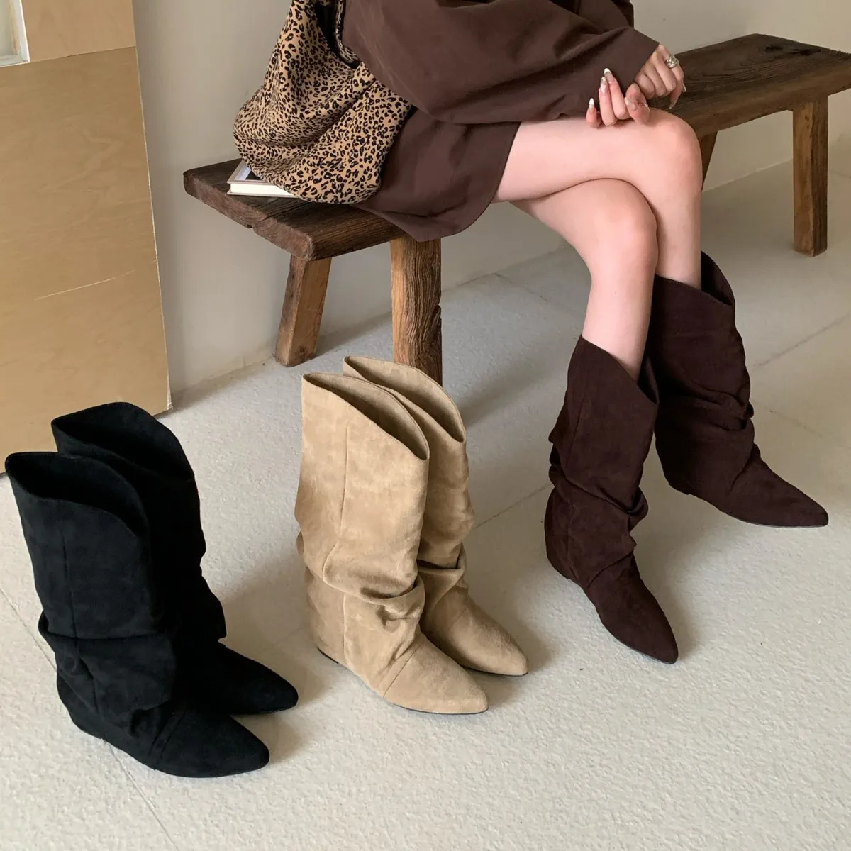 

Женские плиссированные сапоги на меху, ковбойские сапоги в стиле вестерн с острым носком и средней подошвой в стиле ретро, модные повседневные новые ботинки