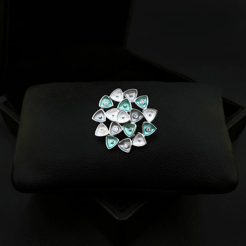 

Elegant Retro Triangle Combination Brooch Exquisite High-end Niche Design Sense Sweater Flower Lapel Pin Accessory Gifts 2127