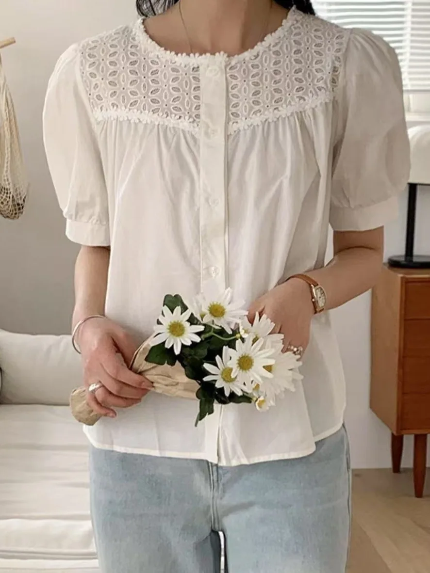 قميص نسائي أبيض حلو برقبة دائرية وأكمام قصيرة، تصميم صيفي جديد فضفاض للتخسيس، سترة مفتوحة غير رسمية، قطع مستقيمة