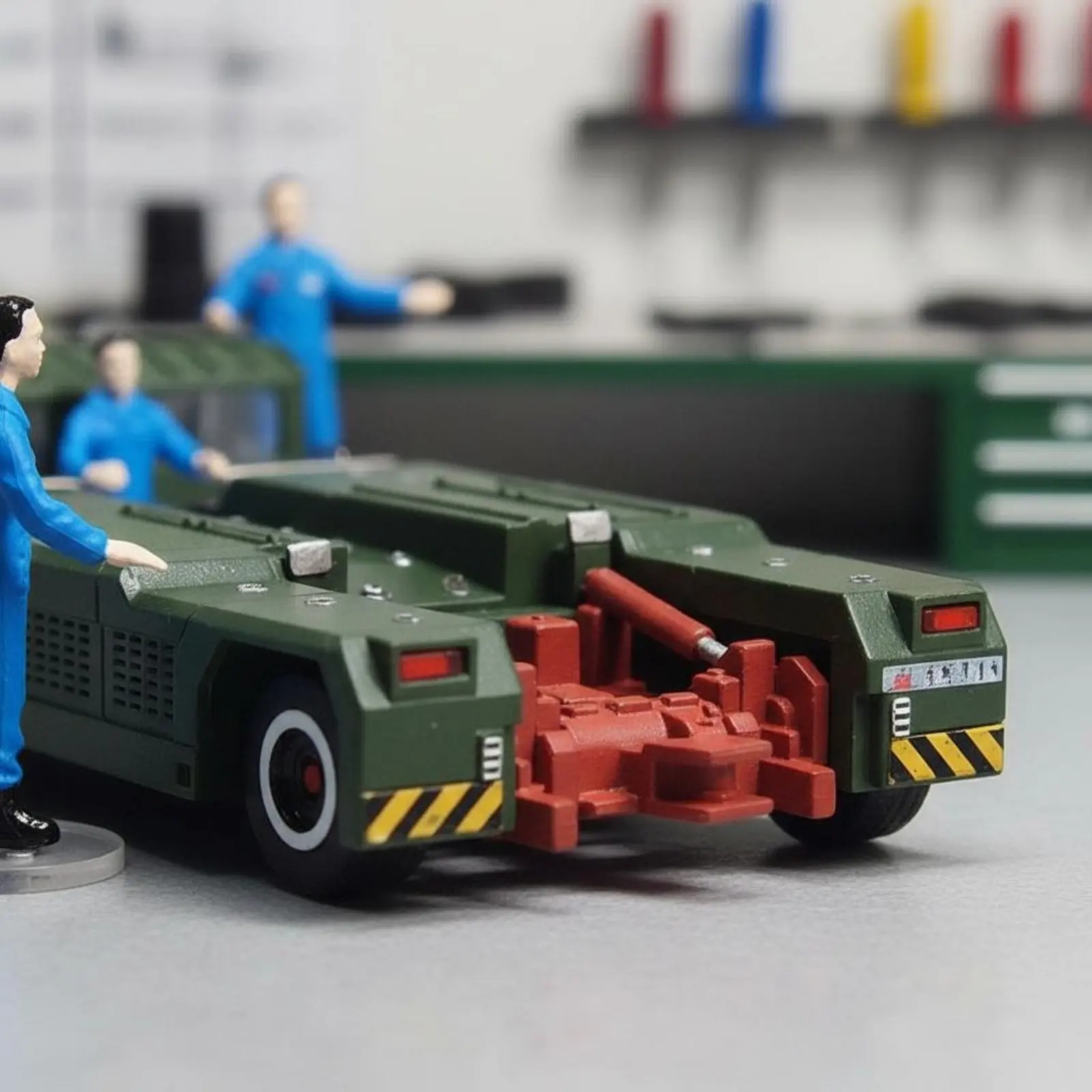 

Diecast Aircraft Pushback Tractor Alloy Frame Airplane Tow Tug Model Ground Support Equipment Model Souvenir Gift for Veterans