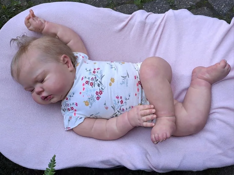 ตุ๊กตาเด็กทารกหลับตาเหมือนจริง ขนาด 24 นิ้ว ทำจากผ้าเนื้อนุ่ม แบบรีบอร์น พร้อมผมปลูกด้วยมือ และดีไซน์น่ากอดสำหรับเด็กผู้หญิง