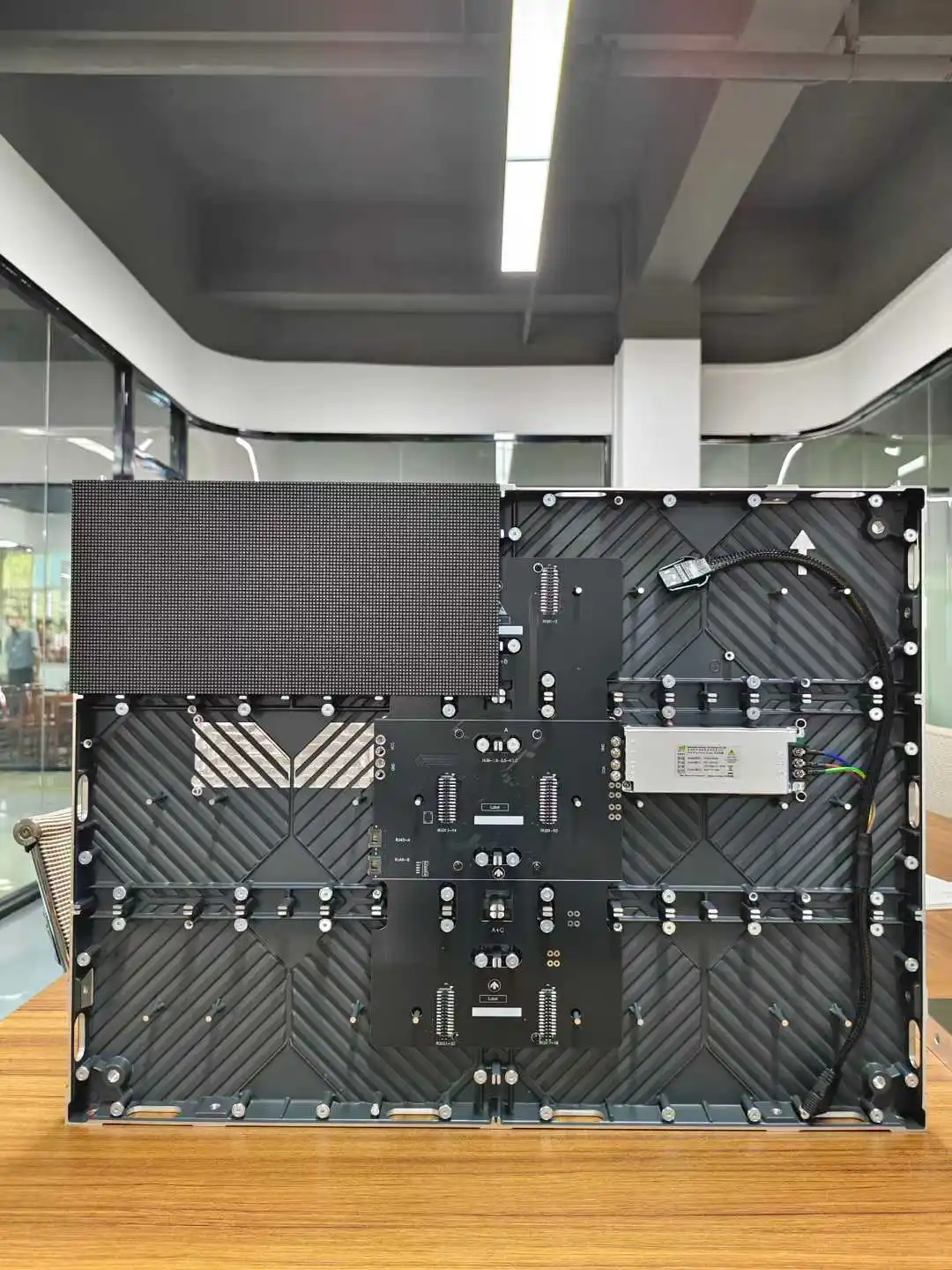 Indoor P2.5 Full Color SMD RGB LED Video Wall Panel 600cd/m 16-Bit 4K Display with 3480-7680Hz Refresh Rate