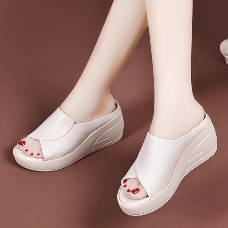 

New fashionable anti-slip and wear-resistant mom slippers, waterproof platform thick-soled fashionable outerwear slippers