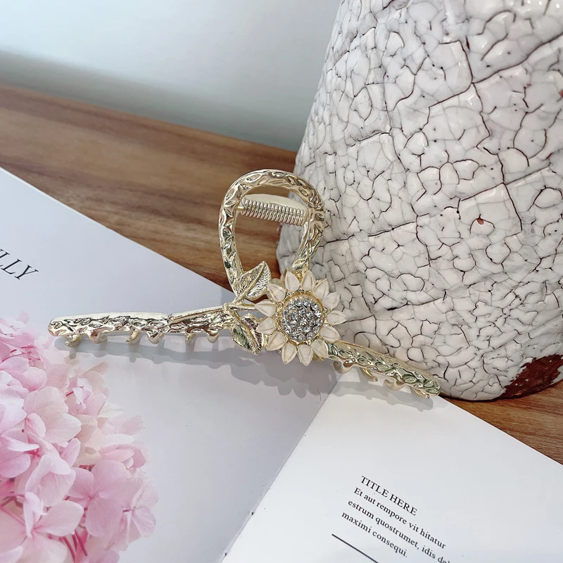 

An elegant and elegant diamond-encrusted sunflower flower metal clip on the back of the internet celebrity's head for women.