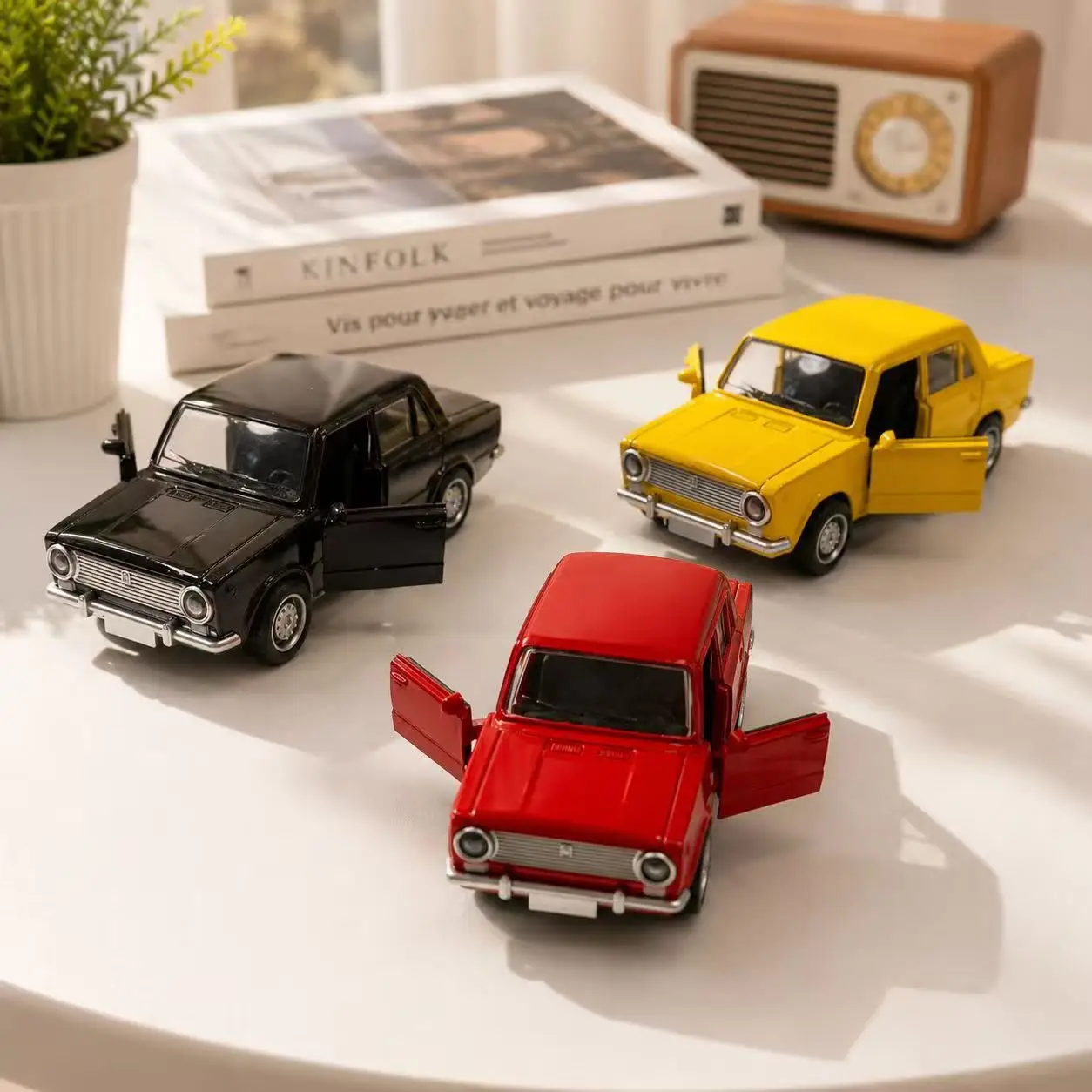 (Boxed) 1/36 Scale, Vintage Classic Sedan Style Toy Car, Powerful Spring, Metal Casting, Boy's Toy, the Best Gift.