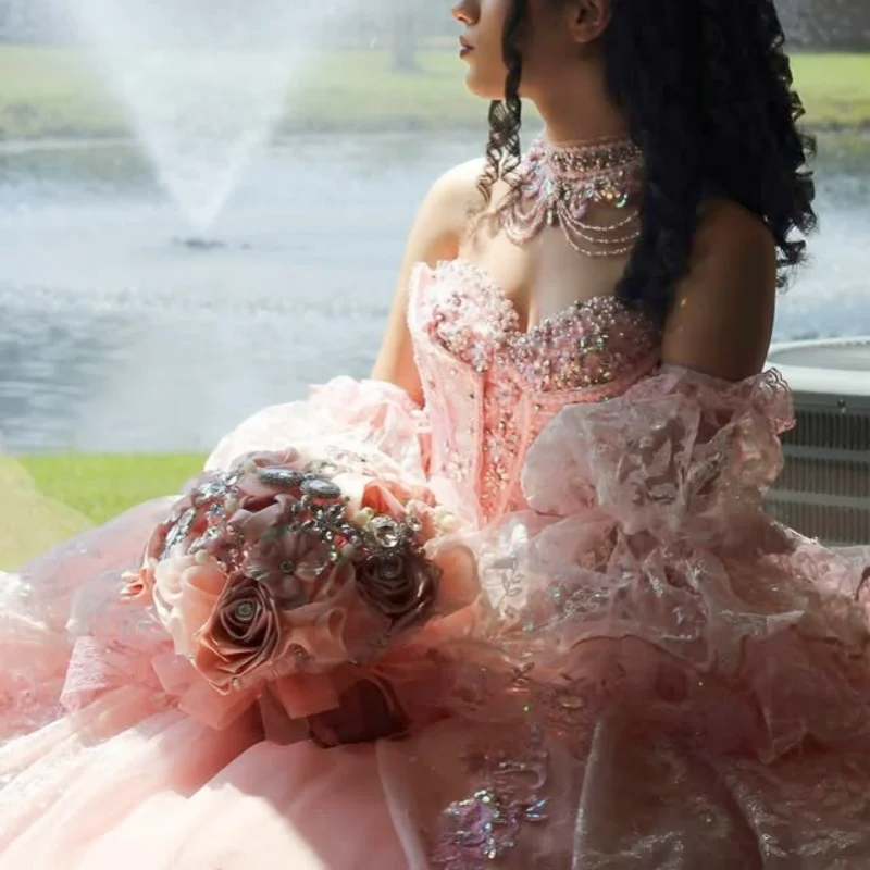 Glänzendes blaues Quinceanera-Kleid mit glitzerndem Kristall-Blumen-Aufkleber, Spitze, Schichtung, langer Schwanz, Schleife, Vestidos de 15-Quinceanera ﻿ Passen Sie an