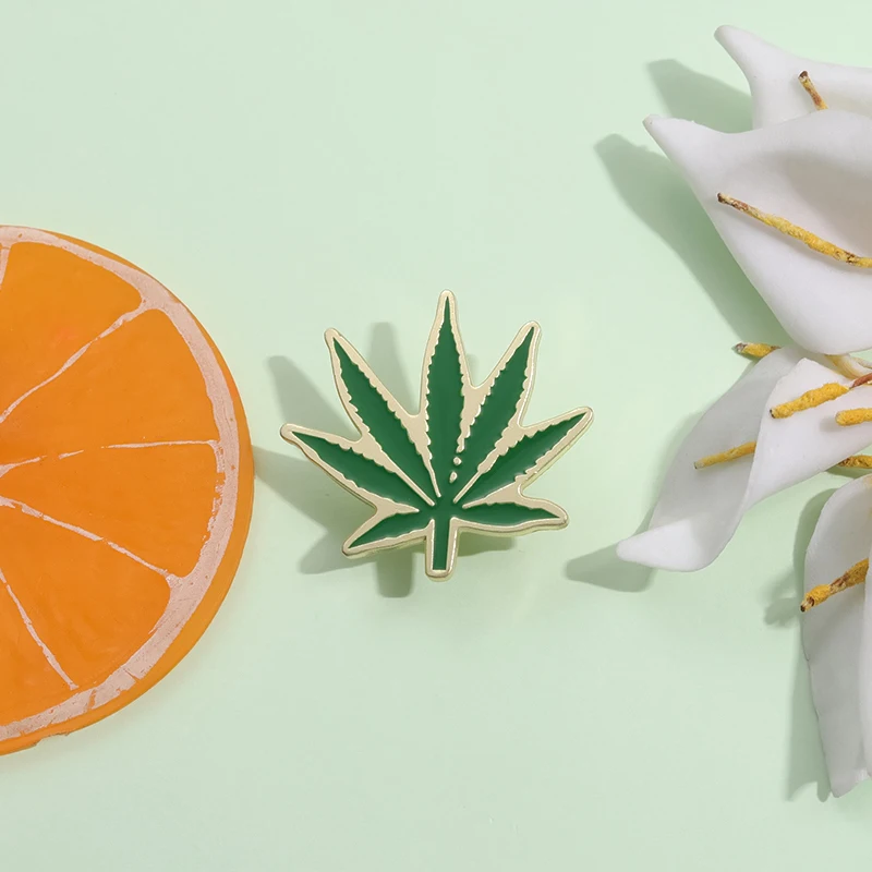 Green Tobacco Leaf Enamel Pins Funny Cute Cartoon Plants Brooches Backpack Lapel Badge Accessories Gift for Friends Wholesale
