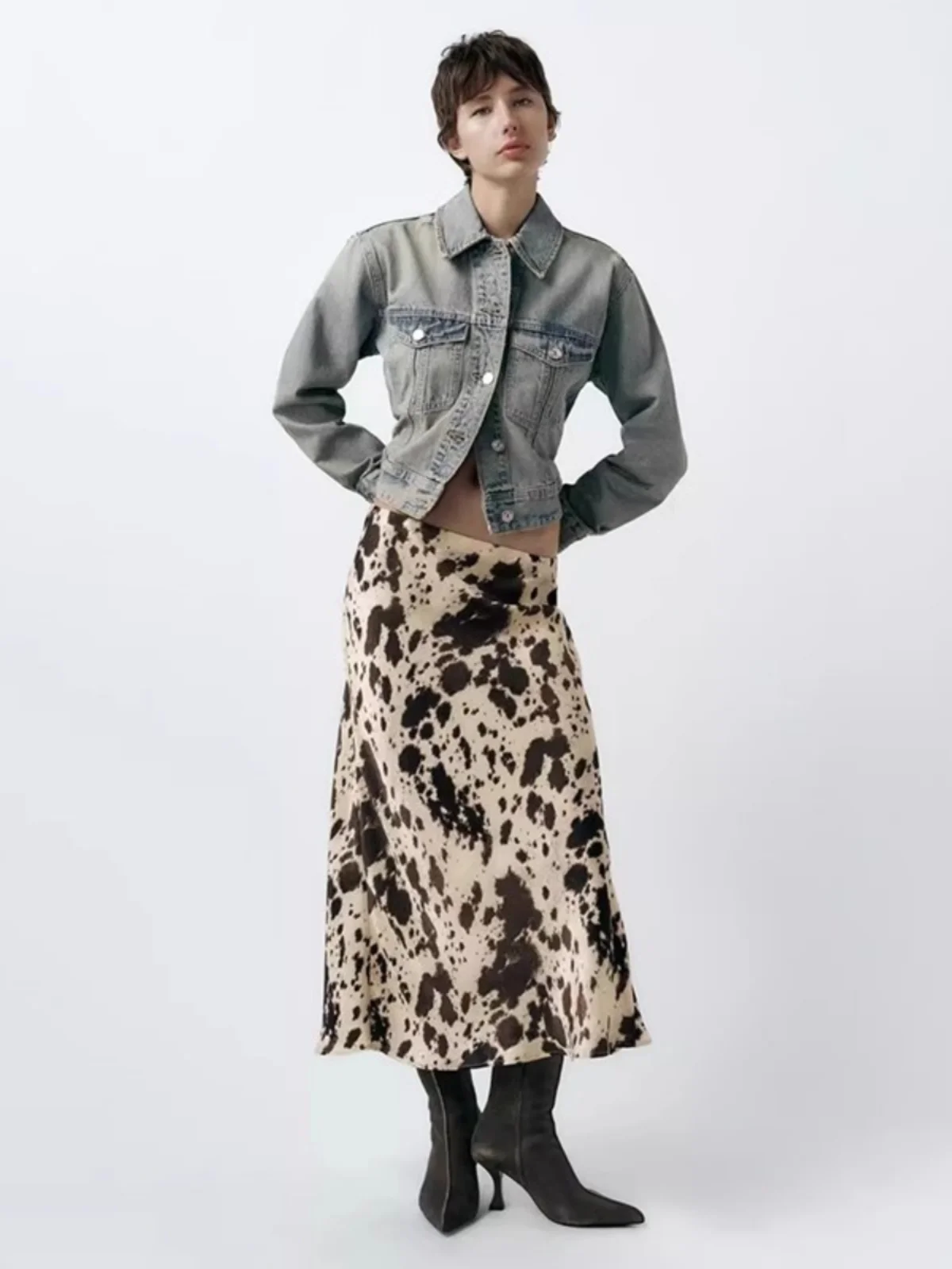 

Весенняя новая женская юбка-миди с высокой талией и животным принтом, шелковая атласная текстура, длинная юбка трапециевидной формы с цветочным узором, универсальный Sle