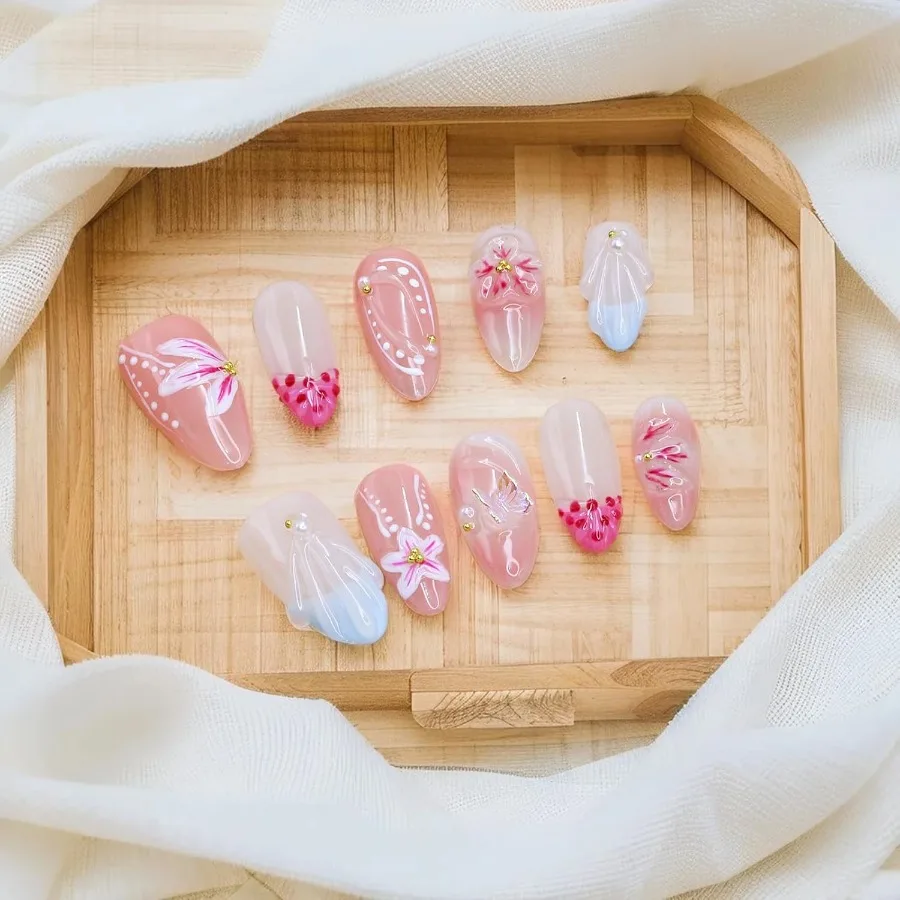 Blumenpresse auf den Nägeln für Frauen, mittelgroße Mandelform mit französischem Spitzendesign, handgefertigte Wasserwellen mit 3D-Blumen- und Schmetterlingsmuster