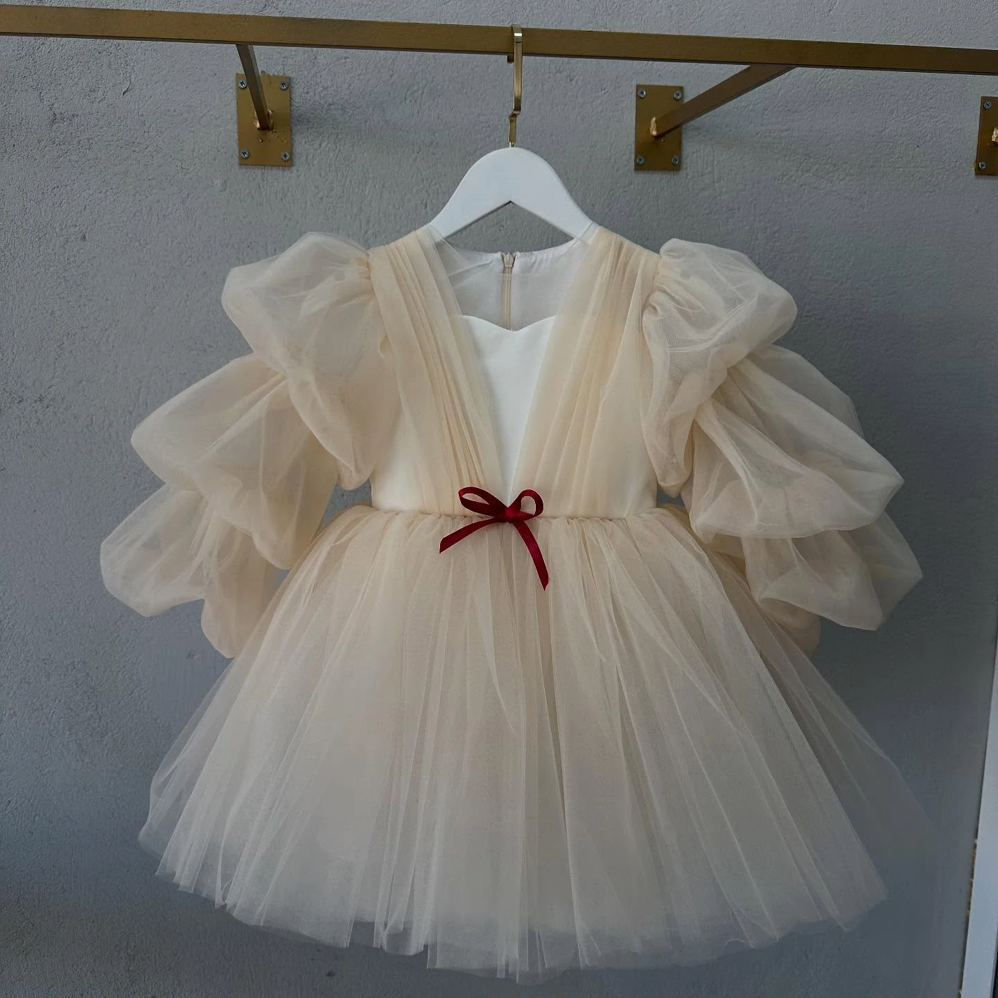 

2026 Elegant Beige Tulle Toddler Girl Dress Puff Sleeve Red Bow Formal Party Gown for Wedding Birthday Special Occasion Pageant