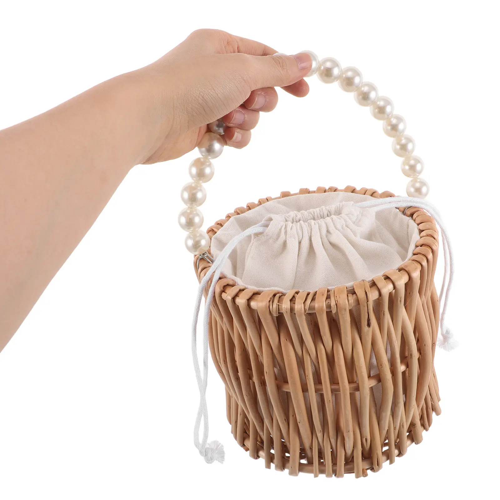 手編みのラタン製花かご。丸いデザインで、ビーズがあしらわれた取っ手が付いています。結婚式、ビーチ、家庭での収納、インテリア装飾に最適です。